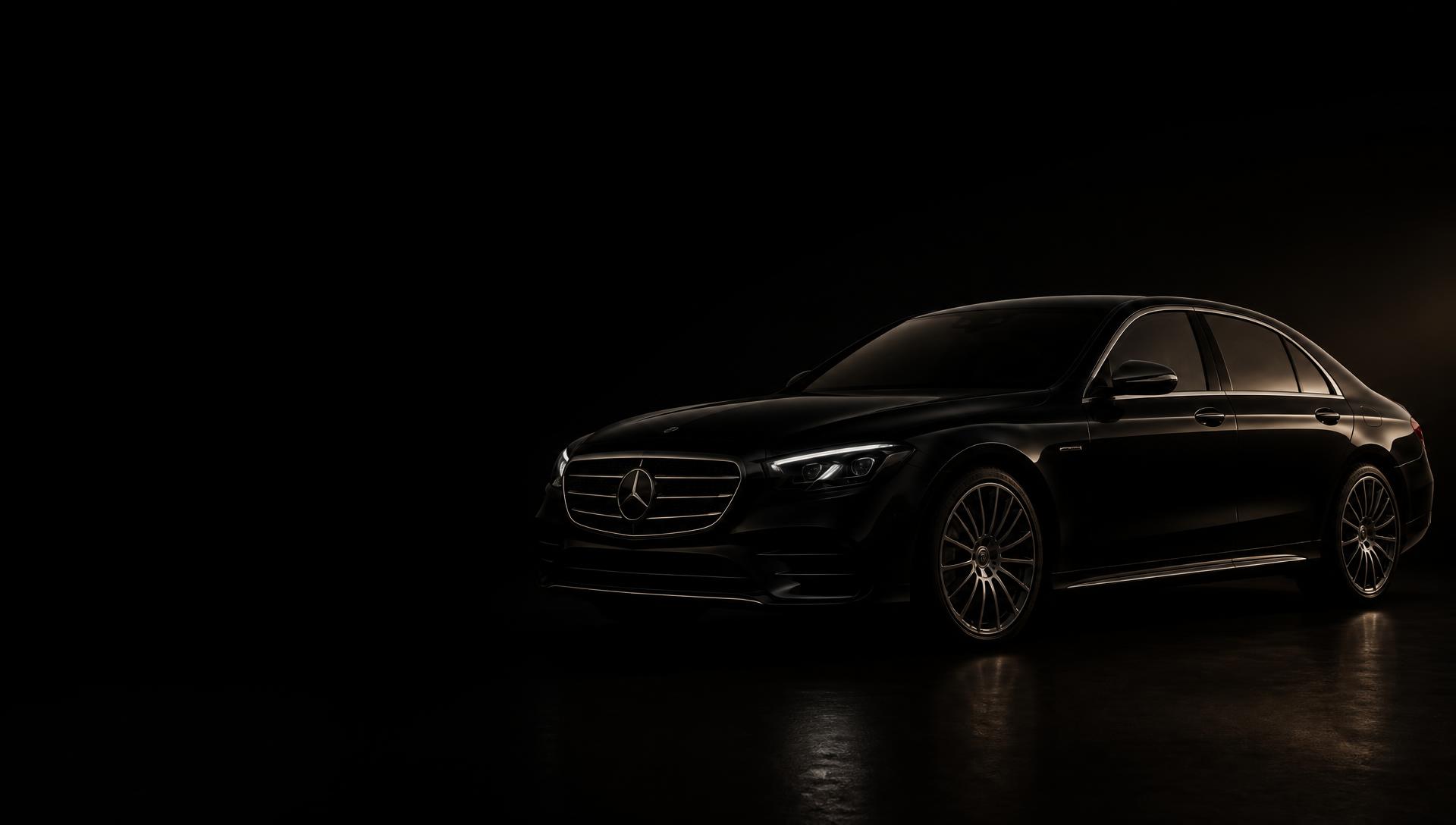 Czarny Mercedes-Benz klasy E w subtelnym, przyciemnionym świetle